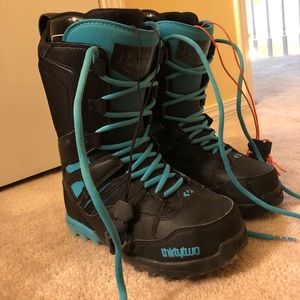 Snowboard boots